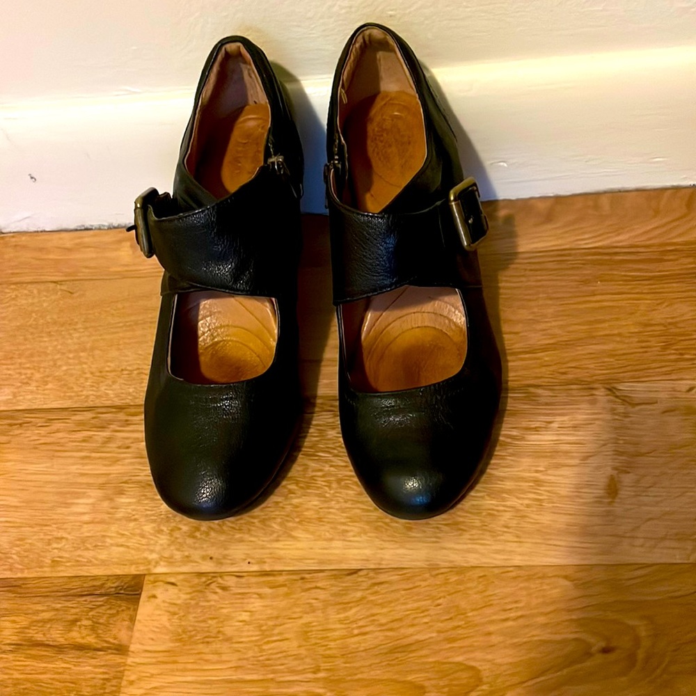 Clark’s genuine leather heel pump. Size 7.5. Black.